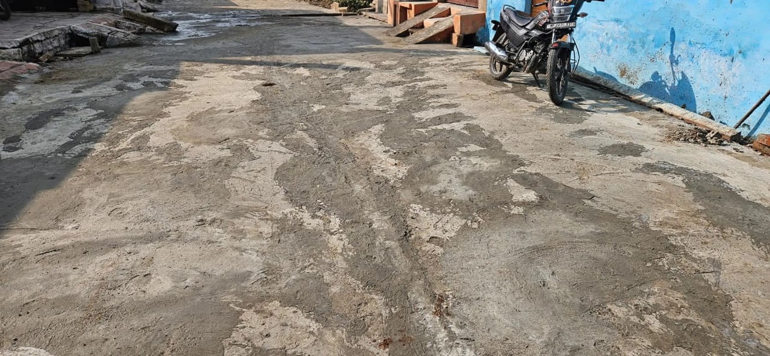 जौरा खुर्द में बिना टेंंडर के पहले बनी सी सी रो...