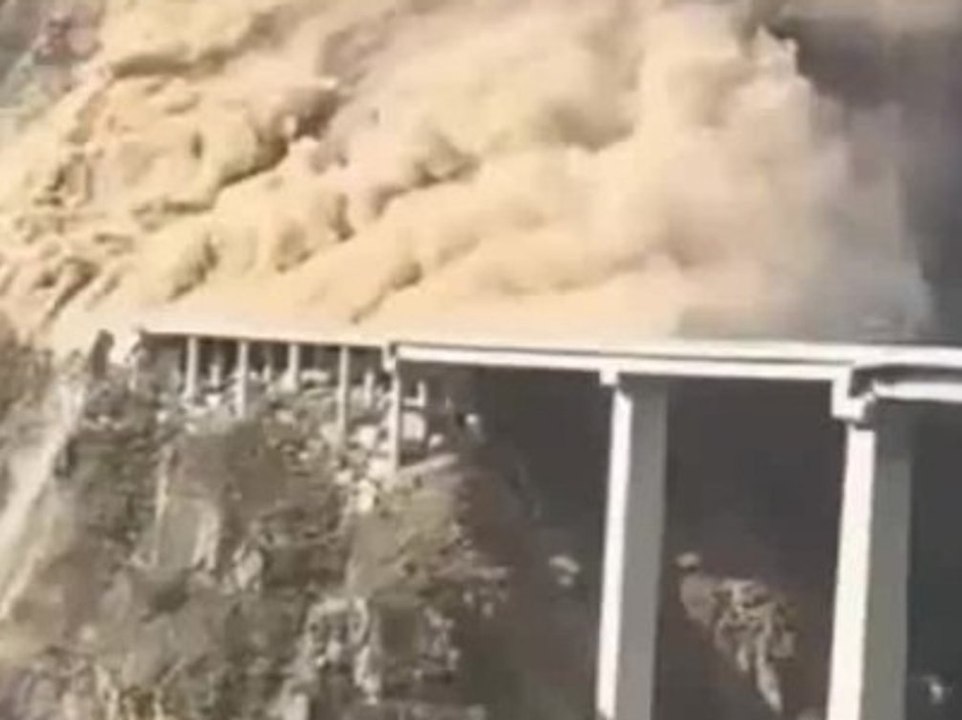 Erdrutsch reißt chinesische Mega-Brücke ein