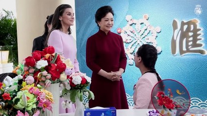 La reina Letizia visita en Pekín un centro pionero para personas con discapacidad