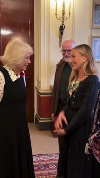 La actriz Sarah Jessica Parker, junto a la reina Camila en Clarence House por la entrega del premio literario Booker