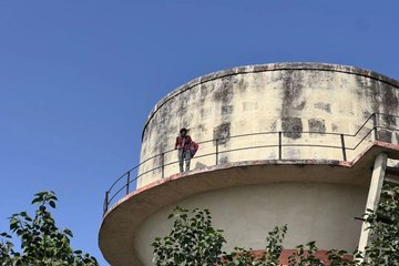 किराएदार महिला ने पानी टंकी पर चढ़कर आत्मदाह का किया प्रयास, मकान मालिक पर लगाया प्रताड़ना का आरोप