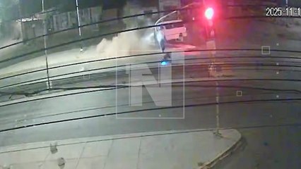 ¡Terminó incrustado! Minibús se estrelló contra un semáforo en la ruta al occidente (Video)