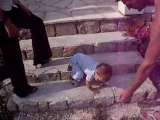 piou apprend a descendre des escalier