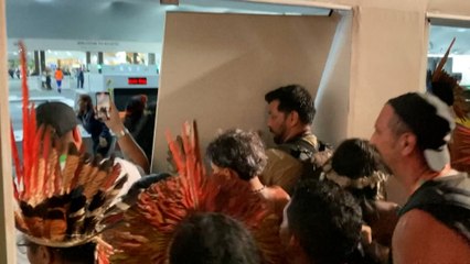 A la COP30, des heurts éclatent entre des manifestants autochtones et la sécurité