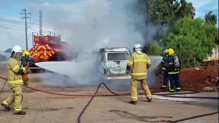 Bombeiros combatem incêndio em veículo na PRc-467, em Cascavel