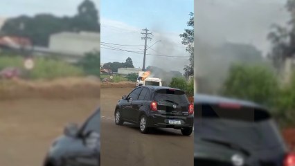 Vídeos registram início das chamas que destruíram Kombi na PRC-467, em Cascavel