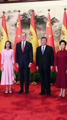 La reina Letizia visita un centro de discapacidad junto a la primera dama, Peng Liyuan