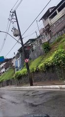 Casas ficam em risco após calçada ceder com fortes chuvas em Salvador