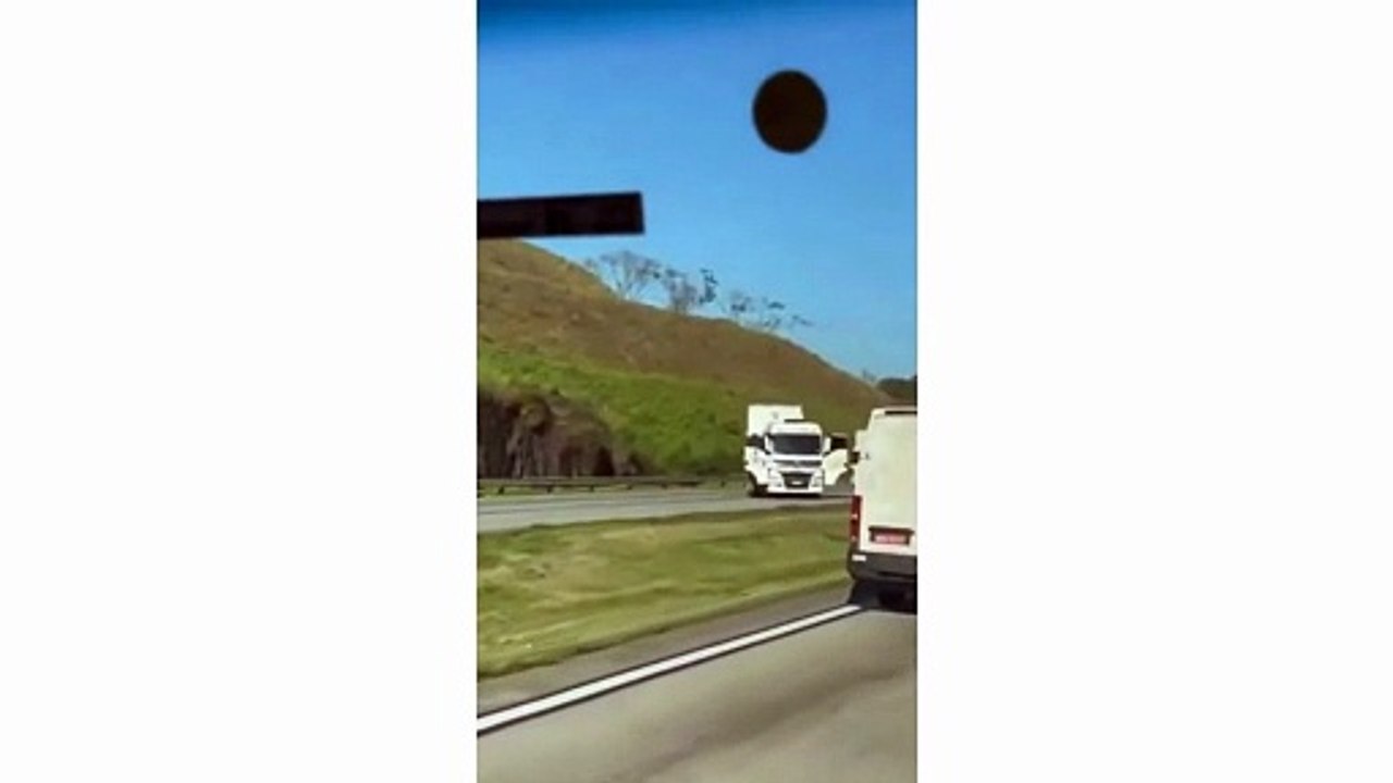 Bomba caseira é encontrada amarrada a motorista de caminhão em rodovia de SP