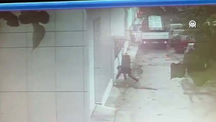 Bursa'da eve taş atan oğlunu yakalamak isterken balkondan düşen baba yaralandı