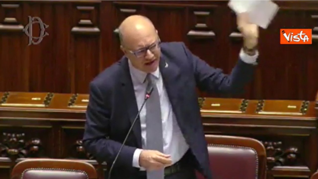 Educazione sessuale a scuola, Valditara: «Falsità sui femminicidi, vergogna». E scoppia la protesta in Aula