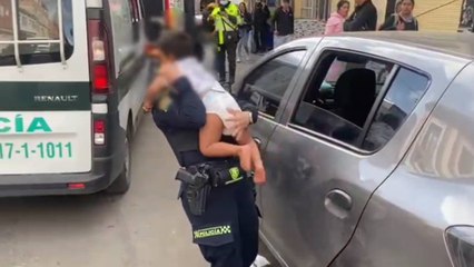 Así fue el rescate de un niño de dos años que fue abandonado por más de siete horas adentro de un carro