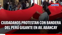 Ciudadanos protestan con bandera del Perú gigante en Av. Abancay