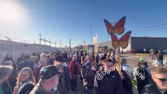 Anti-ICE protestors dragged away by police during tense clash outside Broadview facility