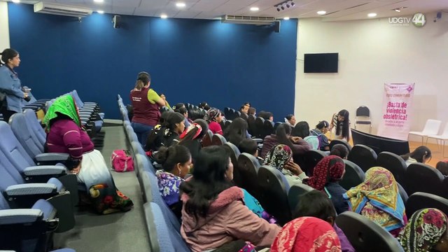 Mujeres wixaritari de la zona, participaron en el foro “Basta de violencia obstétrica”