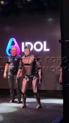 Entra sulle note di Rocky, ma il primo round lo vince la gravità: debutto da KO per il robot russo