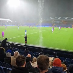 Árbitro é surpreendido por chuva durante o jogo ☔