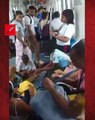 Pasajeros del Metro se abanican por el calor durante el apagón general