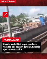Pasajeros del Metro que quedaron varados por apagón general, tuvieron que ser rescatados