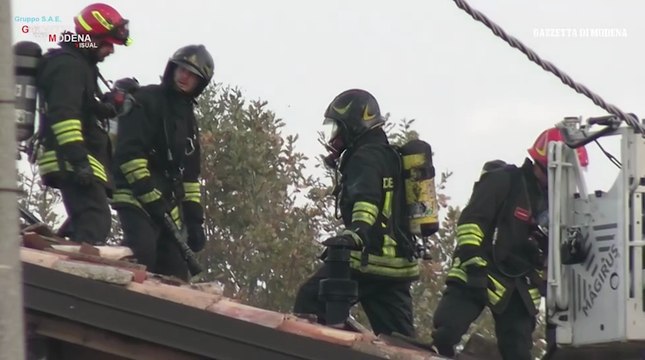 Incendio nel tetto di una casa, vigili del fuoco in azione: paura a Castelnuovo