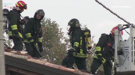 Incendio nel tetto di una casa, vigili del fuoco in azione: paura a Castelnuovo
