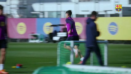 Entrenamiento del Barcelona sin los internacionales y con Joan García