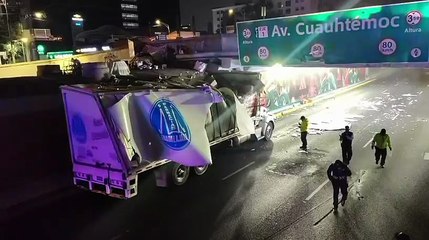 Trailer se queda atorado bajo el Viaducto y provoca cierre vial