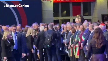 L'arrivo tra gli applausi del presidente Mattarella all'assemblea dell'anci . Il video