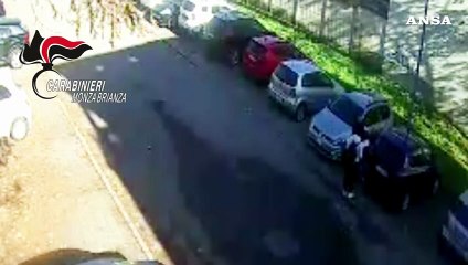 Benzina sul volto della moglie, 46enne arrestato nel Milanese