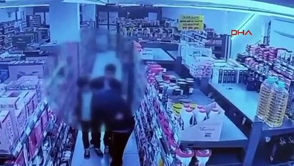 Oğlunu darbettiğini öne sürdüğü market çalışanını yumruklayıp tekmeledi