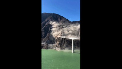 올해 1월 개통된 중국 쓰촨성 758m 다리 붕괴 / YTN