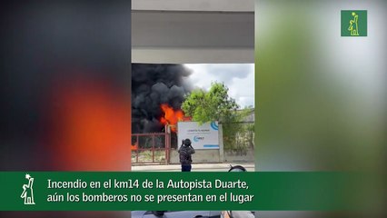 Incendio en el km14 de la Autopista Duarte, aún los bomberos no se presentan en el lugar
