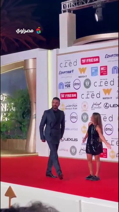 ايه الشياكة ديه.. مساء الفل.. محمد كريم يمازح المصورين بافتتاح مهرجان القاهرة السينمائي