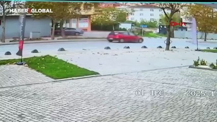 Sancaktepe'de otomobil tırla çarpıştı! O anlar kamerada