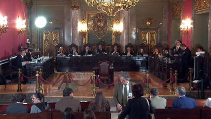 Momento en el que Álvaro García Ortiz, fiscal general del Estado, se quita la toga y comienza a declarar en el juicio