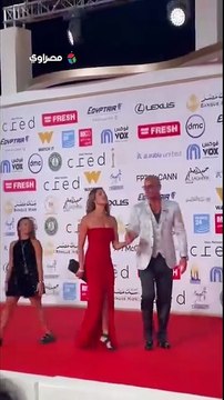 ظهور مميز لزوجة تامر هجرس في حفل افتتاح مهرجان القاهرة السينمائي