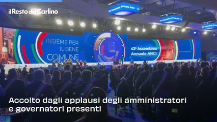 Il presidente Mattarella sul palco dell'Assemblea Anci. Il video
