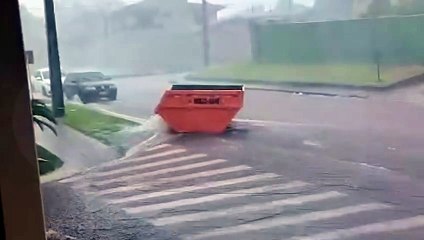 Caçamba de entulhos é arrastada pela enxurrada após forte chuva em Cascavel