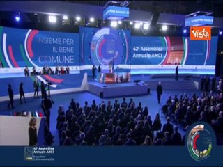 Standing ovation dell'Assemblea Anci per Mattarella sul palco a Bologna