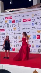 رنا رئيس تخطف الأضواء على السجادة الحمراء لمهرجان القاهرة السينمائي