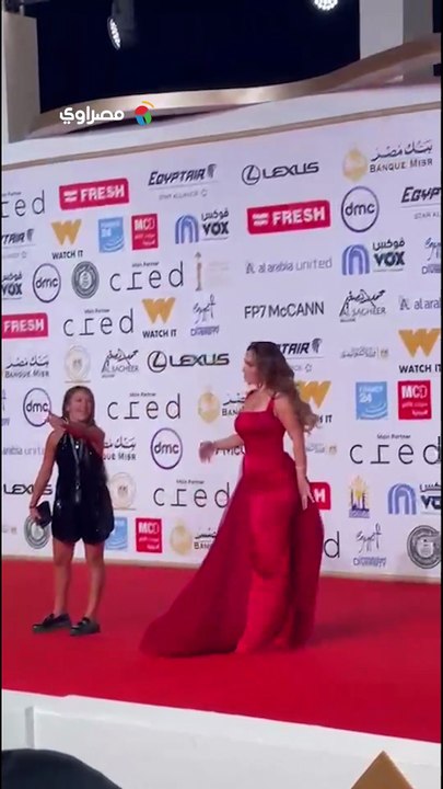 رنا رئيس تخطف الأضواء على السجادة الحمراء لمهرجان القاهرة السينمائي