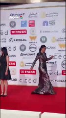 طلعت تجري على السجادة الحمراء.. بسمة تستعرض رشاقتها في افتتاح مهرجان القاهرة السينمائي