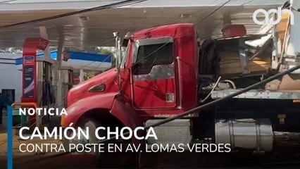 Camión se estrella contra poste en Av. Lomas Verdes, conductor se queda dormido al volante