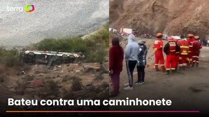 Ônibus despenca de desfiladeiro no Peru e deixa mais de 30 mortos