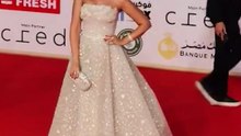 بفستان يشبه فستان الزفاف، هنا شيحه تتألق بالأبيض #مهرجان_القاهرة
