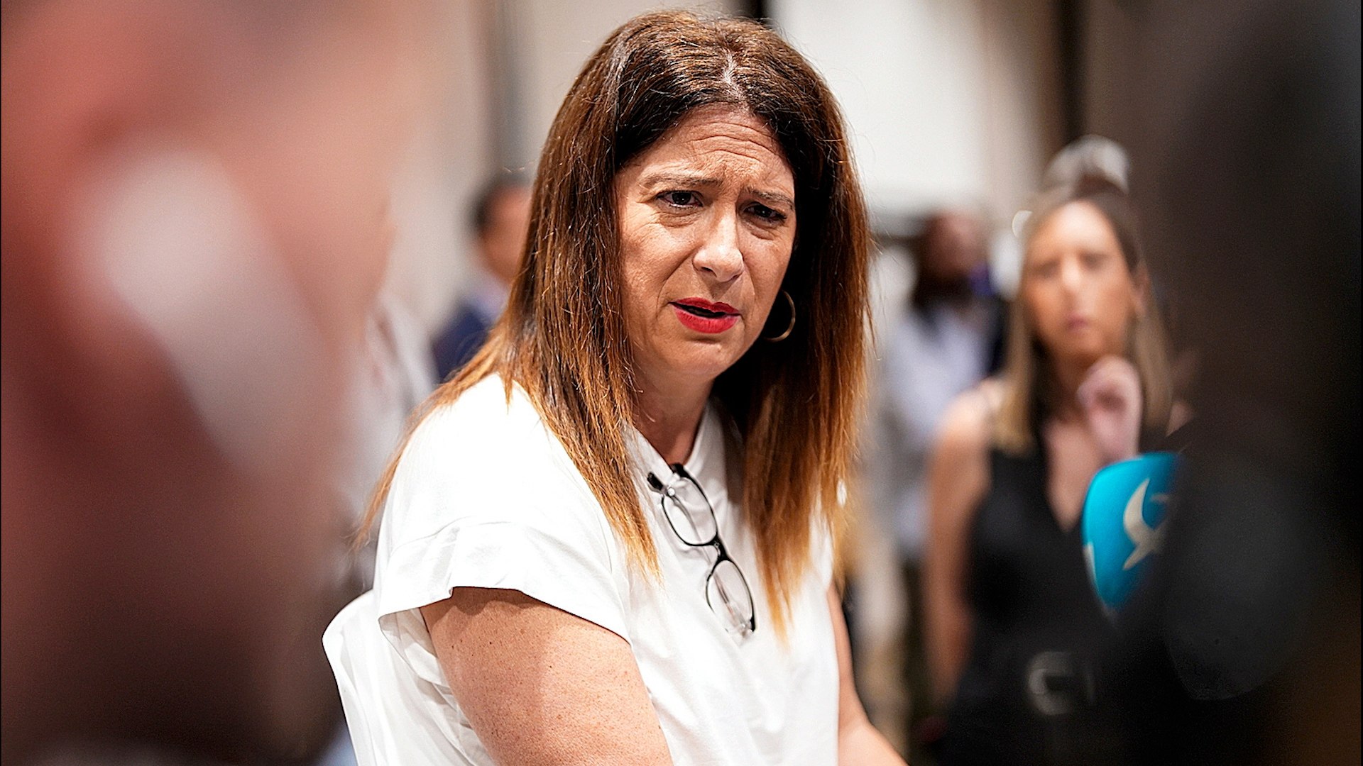 Unas explosivas grabaciones telef�nicas, a las que ha tenido acceso EL MUNDO, revelan el supuesto intento de soborno de la ex militante socialista Leire D�ez al fiscal Ignacio Stampa, uno de los investigadores del caso Villarejo.
La conversaci�n, fechada el 22 de mayo, ha sido presentada por Stampa como prueba en su denuncia contra D�ez por intentar "torcer su voluntad". En el di�logo, D�ez, autodenominada la "mano derecha de Santos Cerd�n", despliega un supuesto "poder absoluto" para intervenir en la Fiscal�a a todos los niveles. El objetivo de la propuesta era desactivar las causas que afectan al entorno �ntimo del presidente Pedro S�nchez.
D�ez garantizaba el regreso de Stampa a Anticorrupci�n, secci�n de la que fue apartado en 2021. El fiscal, que tiene una causa en el Tribunal Supremo, daba por hecho el control pol�tico sobre el Ministerio P�blico, se�alando que el PSOE impone su criterio al Fiscal General del Estado: "Yo tengo claro que si le orden�is (a Garc�a Ortiz) alguna cosa la har�, vamos".
Leire D�ez reafirm� este control sobre el Fiscal General, �lvaro Garc�a Ortiz, zanjando que la maniobra pol�tica se ejecutar�a por encima de su criterio: "Pues eso, pues ya est�. Hay veces en las que hay que preguntar y hay veces en las que s�lo hay que informar. Yo creo que preguntamos demasiado ahora".
Stampa pregunt� si su "m�ximo jefe" (Garc�a Ortiz) estaba al tanto de la propuesta de restablecerlo. D�ez asegur� que el FGE iba a conocer la propuesta "en breve": "Tu m�ximo jefe, si no lo sabe hoy, lo va a saber tal que ma�ana o lunes o martes. Vamos, lo va a saber en breve, no te preocupes". El acuerdo implicaba terminar los procedimientos judiciales de Stampa, a lo que el fiscal pregunt�: "Pero bueno, va a saber que se van a terminar los pleitos (tiene una causa en el Tribunal Supremo) y que esa es vuestra intenci�n". La respuesta de D�ez no dej� lugar a dudas sobre la ejecuci�n de la orden pol�tica: "Y va a saber lo que tiene que hacer, s�".