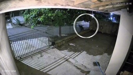 Imagens mostram mulher sendo esfaqueada pelo companheiro no PR; veja