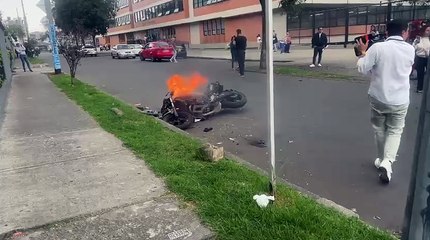Otro intento linchamiento en menos de 24 horas en Bogotá: le quemaron la moto por robar un celular