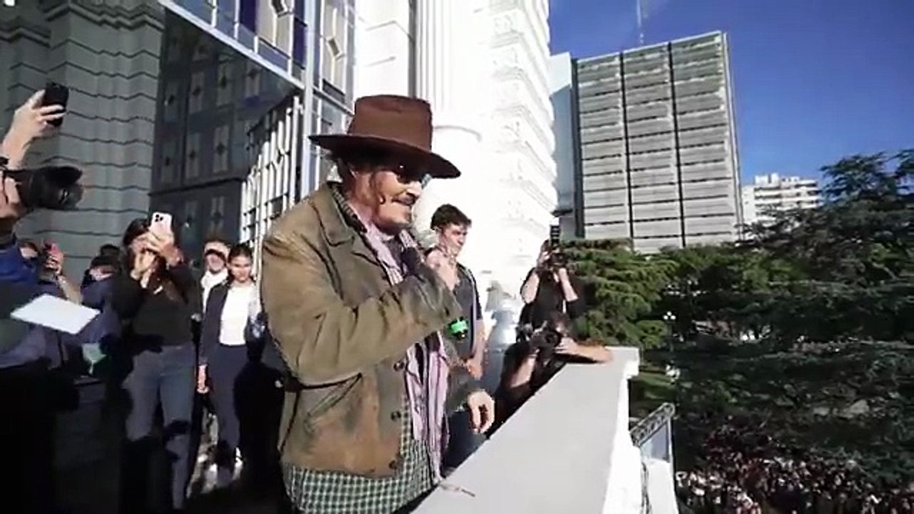 Johnny Depp saluda a la multitud en La Plata