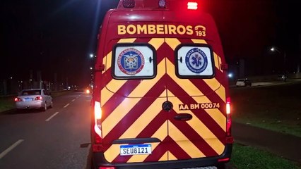 Motorista bate Palio contra poste na Avenida das Torres e fere a cabeça